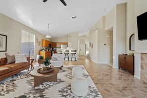 TV, fireplace - Spacious 4-bedroom house in a Golf Course Community in Queen Creek (Queen Creek)