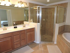 Jetted bath, hair dryer, towels, soap - Luxury 3BR Coach Home in Gated Gran Paradiso -Resort Amenities, Pool & Views! (Venice)