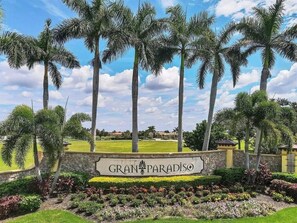 Property grounds - Luxury 3BR Coach Home in Gated Gran Paradiso -Resort Amenities, Pool & Views! (Venice)