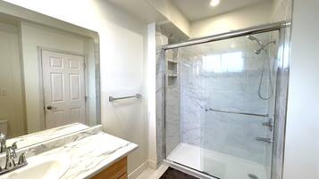 Douche, séchoir à cheveux, serviettes fournies, savon