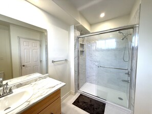 Shower, hair dryer, towels, soap - Cozy 1-Bedroom Guest Suite in Scenic Davis Bay, BC (Sechelt)