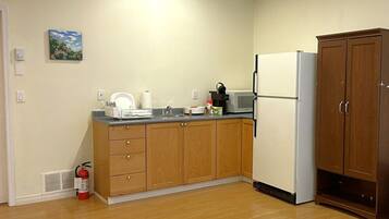Køleskab, mikrobølgeovn, kogeplade, kaffe-/temaskine