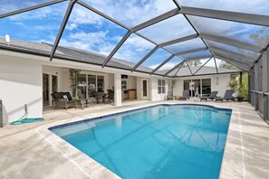 A heated pool - Stylish Private Heated Pool, close to beach (Port Charlotte)