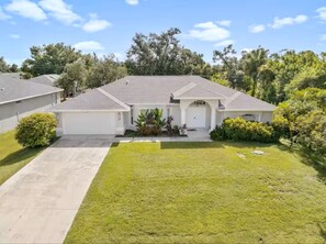 Exterior - Stylish Private Heated Pool, close to beach (Port Charlotte)