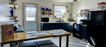 Cozy new 1 bedroom,  queen bed, and queen sofa bed, washer/dryers. Radiant heat.