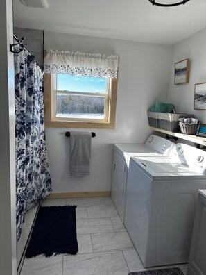 Bruser, hårtørrer, håndklæder, Toiletpapir