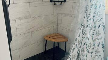 Chuveiro, secador de cabelo, toalhas de banho, papel higiênico