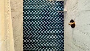 Bathroom - #3 Yellow Lakeview Suite A (Garrison)