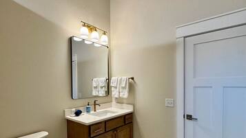 Douche, sĂšche-cheveux, serviettes fournies