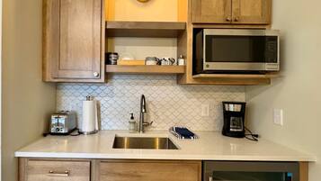 Réfrigérateur, micro-ondes, cafetiÚre/bouilloire