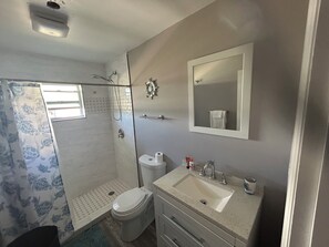 Toallas, jabón, papel de baño 
