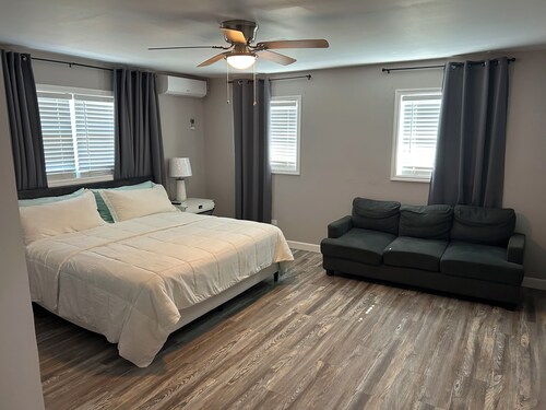 Serene 3-bedroom house with AC in charming San Salvador