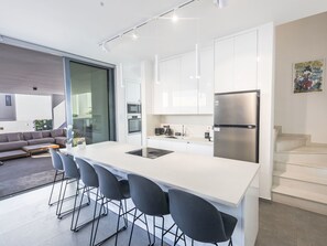 Refrigerador, microondas, horno y lavavajillas 