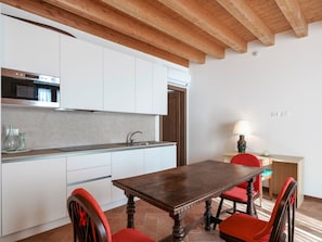 Fridge, microwave, cookware/dishes/utensils - Zweizimmerwohnung mit Doppelbett und zwei Schlafsofas by Interhome (Pralboino)