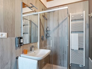 Towels - Zweizimmerwohnung mit Doppelbett und zwei Schlafsofas by Interhome (Pralboino)