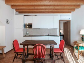 Dining - Zweizimmerwohnung mit Doppelbett und zwei Schlafsofas by Interhome (Pralboino)