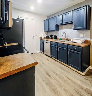 Private kitchen - Mountain Base 2 MBr Condo - Near Tempe, D-Town & Airport (Phoenix)