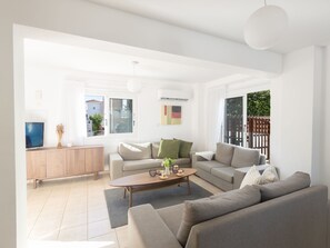 TV - Protaras Blauer Fluss Villa BR26 by Interhome (Protaras)