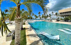 Pool - Beachfront 1bedRm 2Bath Apt H1-4 PlayaNuevaRomana w/Pool,JacuziSpa,GolfTenis,Gym (Playa Nueva Romana)