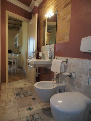 Douche, sèche-cheveux, bidet, serviettes fournies