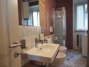 Douche, sèche-cheveux, bidet, serviettes fournies