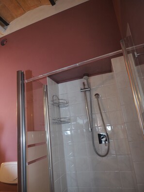 Douche, sèche-cheveux, bidet, serviettes fournies