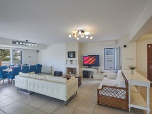 Televisión y chimenea 