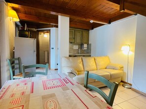 Unclassified image, 2 of 23, button - Zwei-Zimmer-Wohnung im Dachgeschoss 5 p. l. Villa Frejus by Interhome (Bardonecchia)