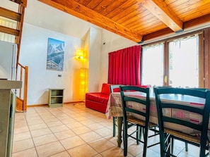Unclassified image, 4 of 23, button - Zwei-Zimmer-Wohnung im Dachgeschoss 5 p. l. Villa Frejus by Interhome (Bardonecchia)