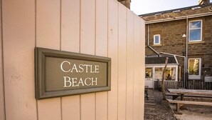 A sign reading "Castle Beach" on a building facade. - Viktorianische Villa mit Strandblick by Interhome (Dundee)