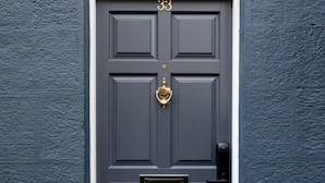 A dark grey door with a brass knocker, a mailbox, and the number 33 above it. - Near Transport - Hot tub - Fireplace - Sleeps 2 (Edinburgh)