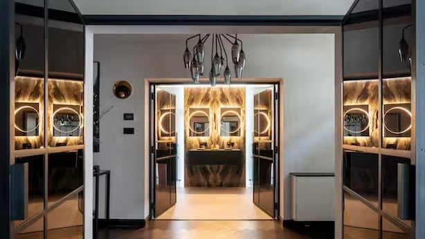 A modern bathroom with a vanity, a mirror, and a chandelier. - Near Transport - Hot tub - Fireplace - Sleeps 2 (Edinburgh)