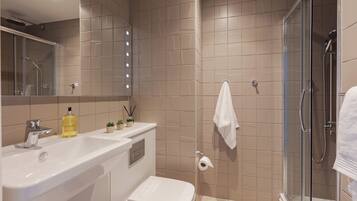 Classic Studio, Non Smoking | Bathroom | Shower, towels
