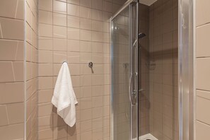 Studio classique, non-fumeur | Salle de bain | Douche, serviettes fournies