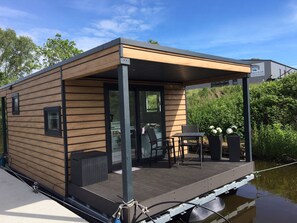 Terrace/patio - Hausboot KHT 2 Lacet mit Elektrokamin im Salon, 1 Schlafraum, Küche, Duschbad m by Interhome (Wilhelmshaven)