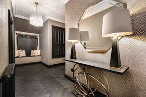 Interior - Near Transport - Hot tub - Fireplace - Sleeps 2 (Edinburgh)