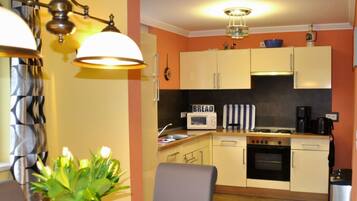 KĂŒhlschrank, Mikrowelle, Ofen, GeschirrspĂŒler