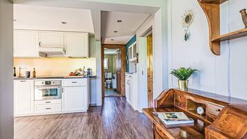 Fridge, microwave, dishwasher, cookware/dishes/utensils