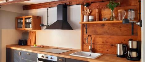 Fridge, oven, dishwasher, cookware/dishes/utensils