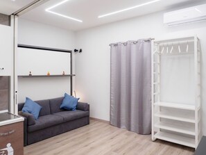 TV - Plebiscito Home Holidays ... Im Herzen von Neapel ... nur 150 Meter von der zen by Interhome (Naples)