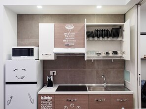 Refrigerador, microondas, utensilios de cocina