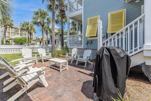 Terrace/patio - Huge 4 bedroom 3 bath house 5 min walk to the beach! Right in Miramar Beach (Miramar Beach)