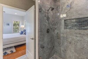 Shower, hair dryer, towels, soap - Huge 4 bedroom 3 bath house 5 min walk to the beach! Right in Miramar Beach (Miramar Beach)