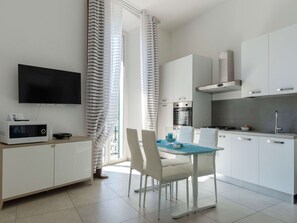 Fridge, microwave, oven, dishwasher - Wohnung mit Meerblick und privater Garage by Interhome (Rapallo)