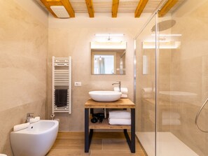 Towels - Wohnung in Voltino mit Privatparkplatz by Interhome (Limone sul Garda)