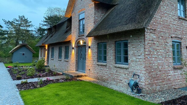 A brick house with a steeply pitched roof and a small attached shed. - für 5 Personen  + 1 Kind ca. 180 m² in Nieblum, Norddeutschland (Nordseekü by Interhome (Goting)