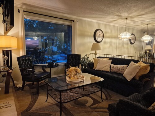 Casa Di Fiore Cozy and Stylish Home near from Calgary Airport