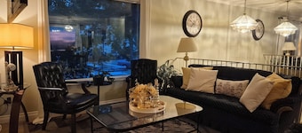 Casa Di Fiore Cozy and Stylish Home near from Calgary Airport