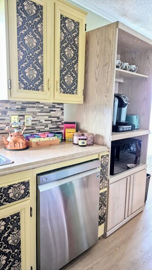 Fridge, microwave, oven, stovetop - Casa Di Fiore Cozy and Stylish Home near from Calgary Airport (Calgary)