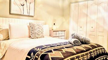 3 bedrooms, desk, iron/ironing board, free WiFi